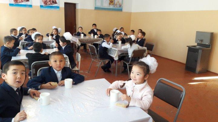 Оқушылардың тамақтану сәтінен көрініс