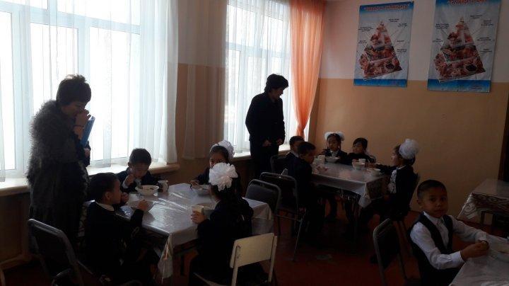 Оқушылардың тамақтану сәтінен көрініс
