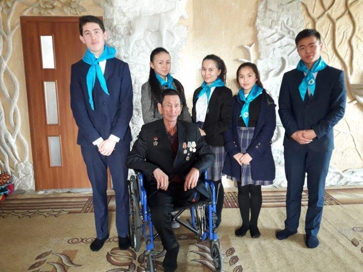 Өзін-өзі басқару ұйымының мүшелері ауған соғысының ардагері Ақшалов Сапарғалиды құттықтап барды.